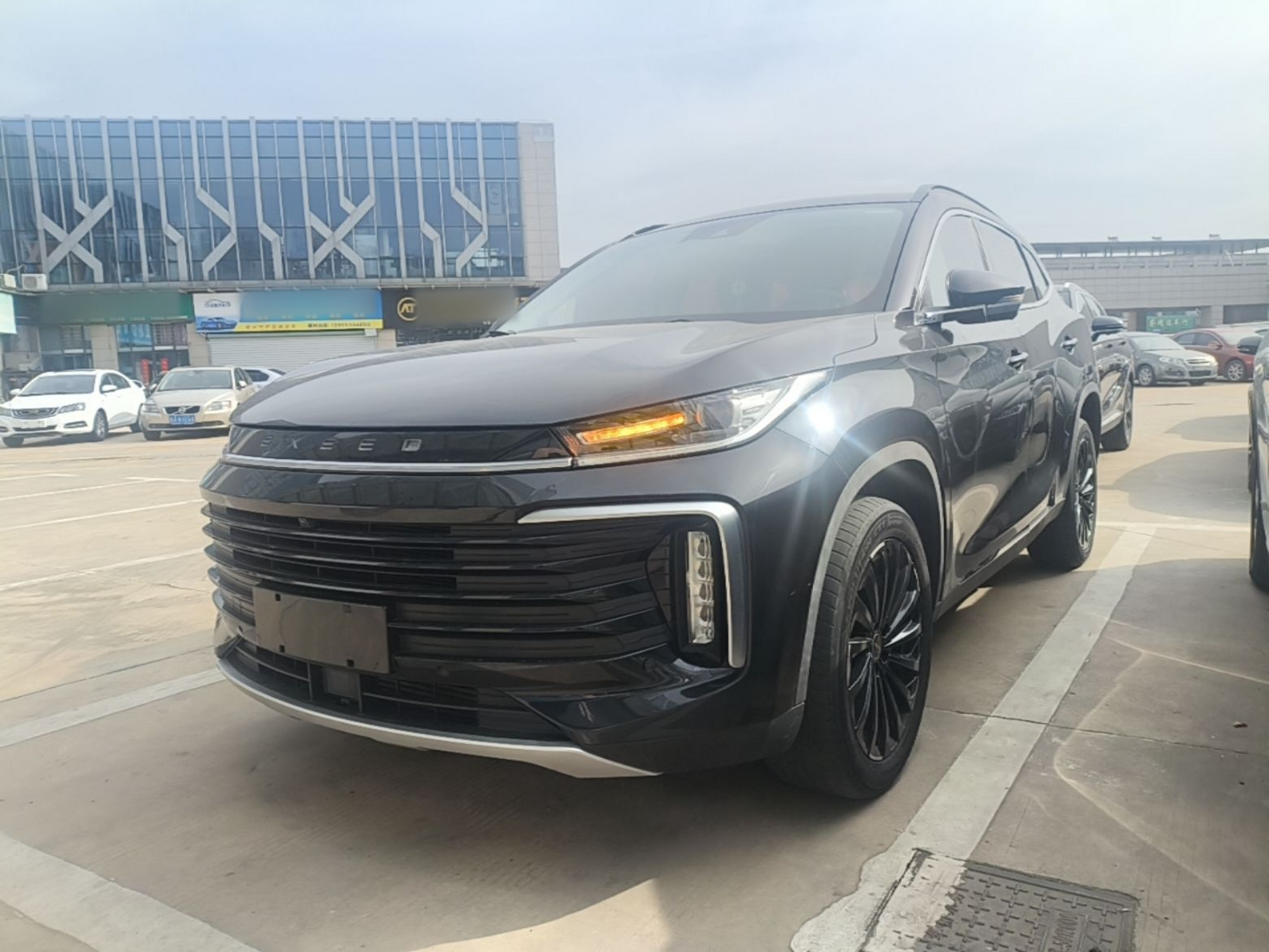 Под передней частью автомобиля