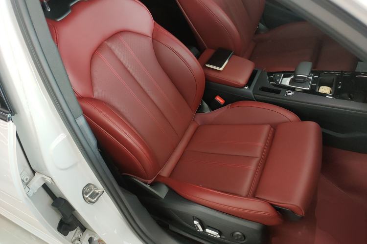 Used Audi A4L 2025 2 Million Units Enjoyment Version 40 TFSI Luxury Dynamic Edition Right Front Seat