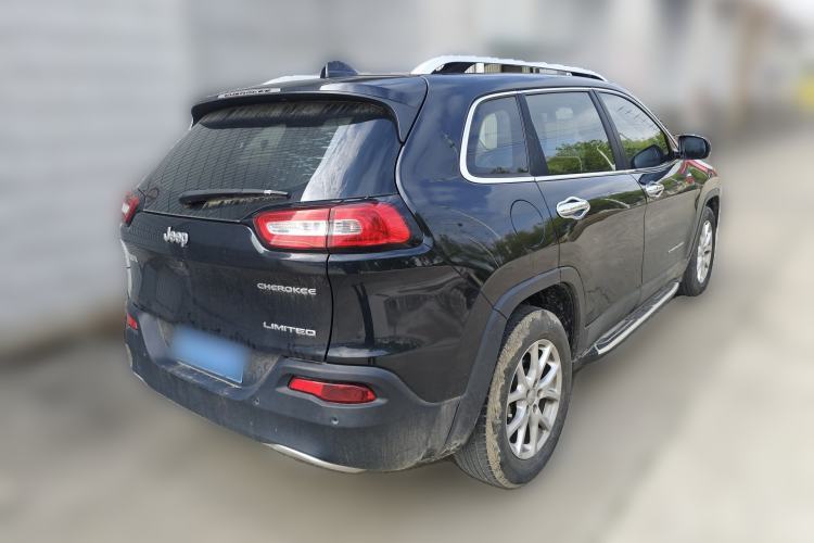 Used Jeep Cherokee 2017 2.0L Superior Edition
