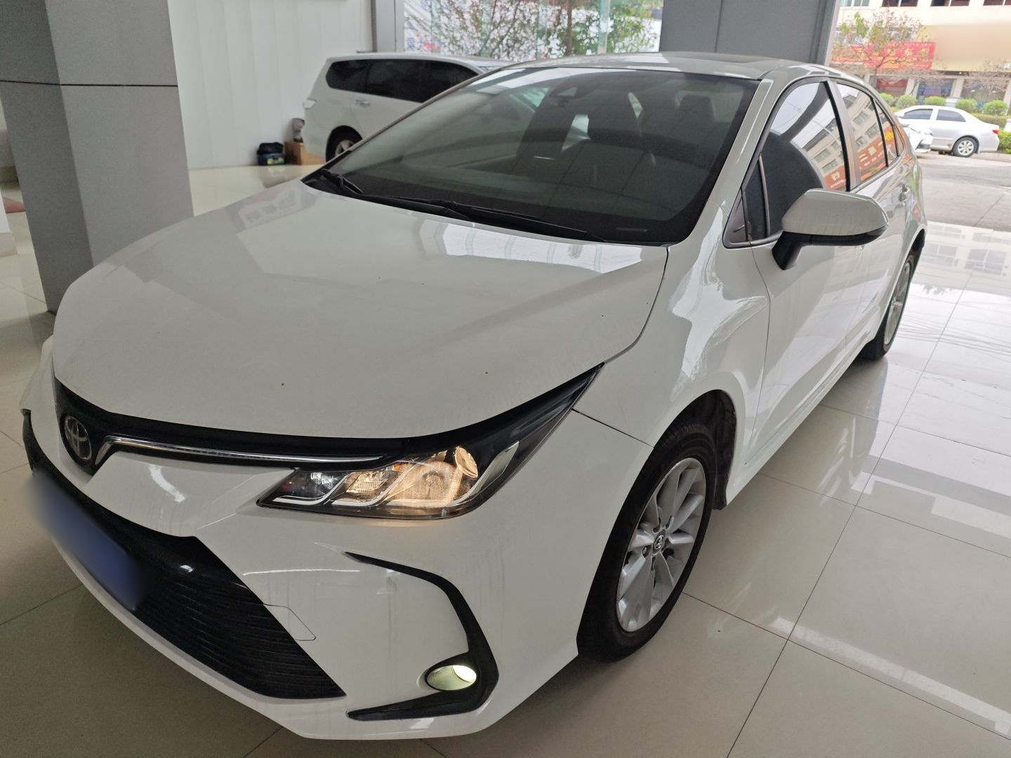 تحت مقدمة السيارة