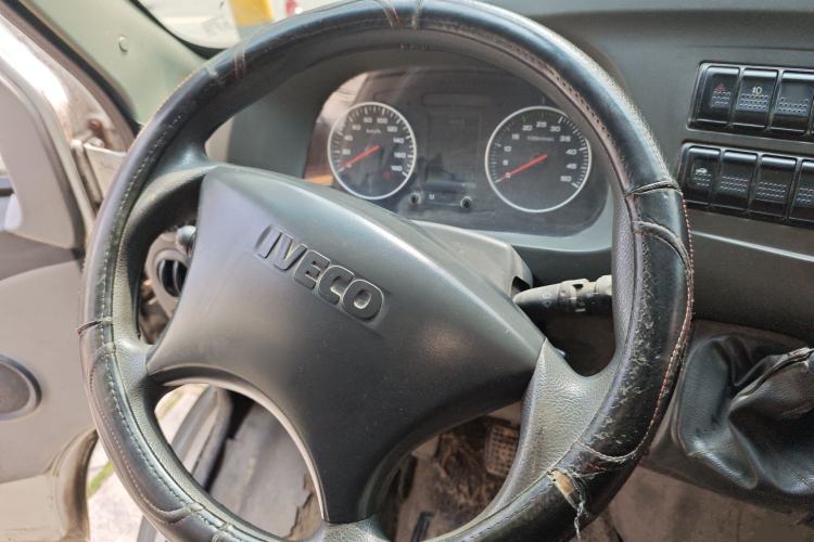 Used Iveco Daily 2017 2.5T A35 Low-Roof 5-7 Seater Passenger Van 47Z5 Steering Wheel