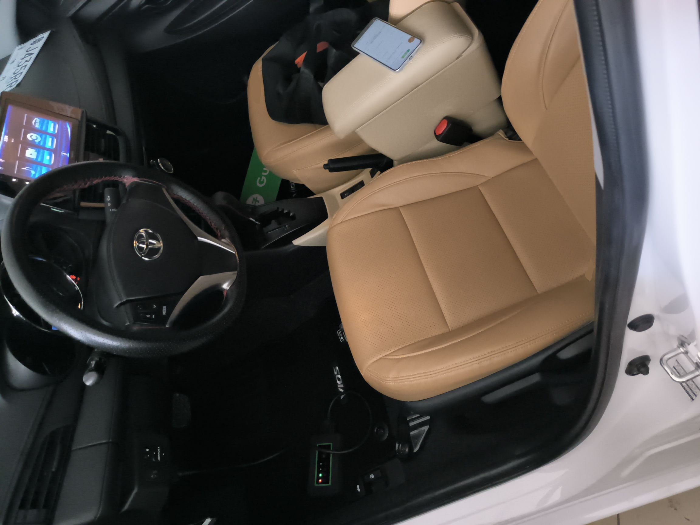 المقاعد الأمامية داخل السيارة