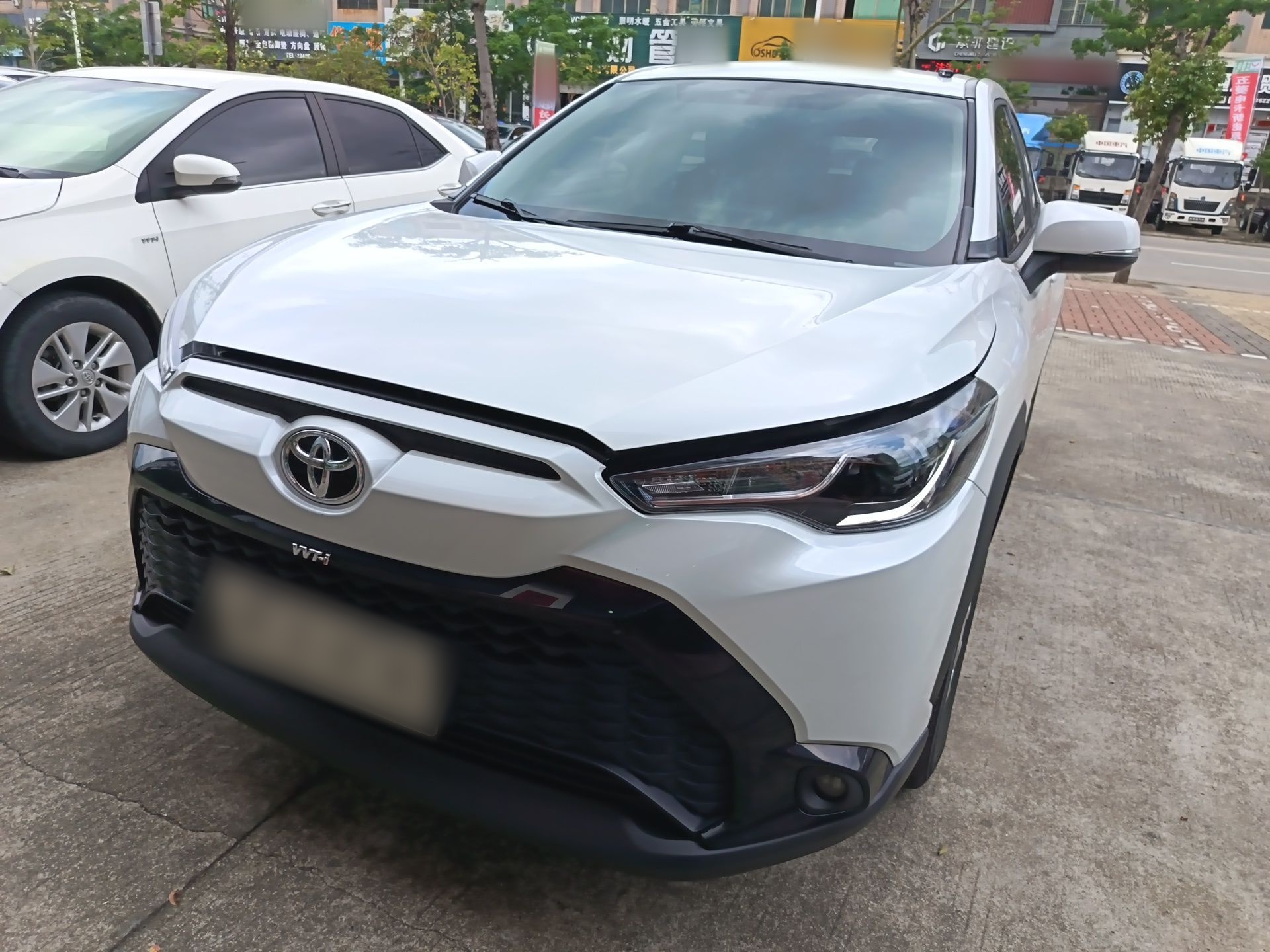 تحت مقدمة السيارة