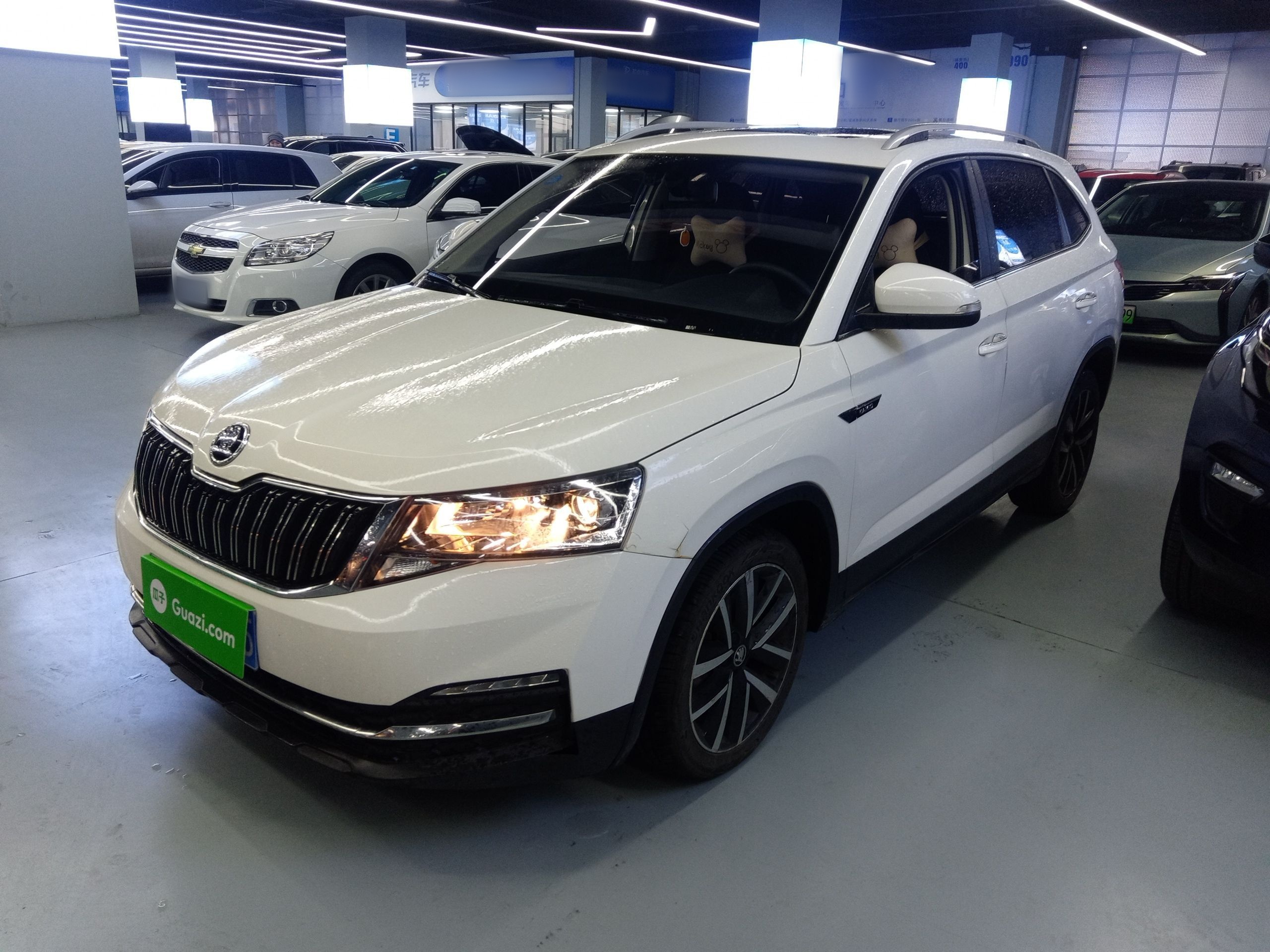 Под передней частью автомобиля