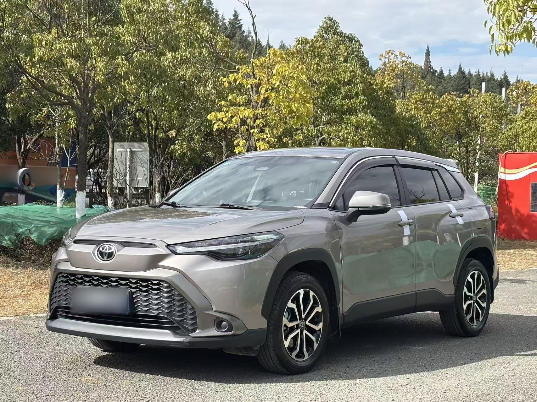 تحت مقدمة السيارة