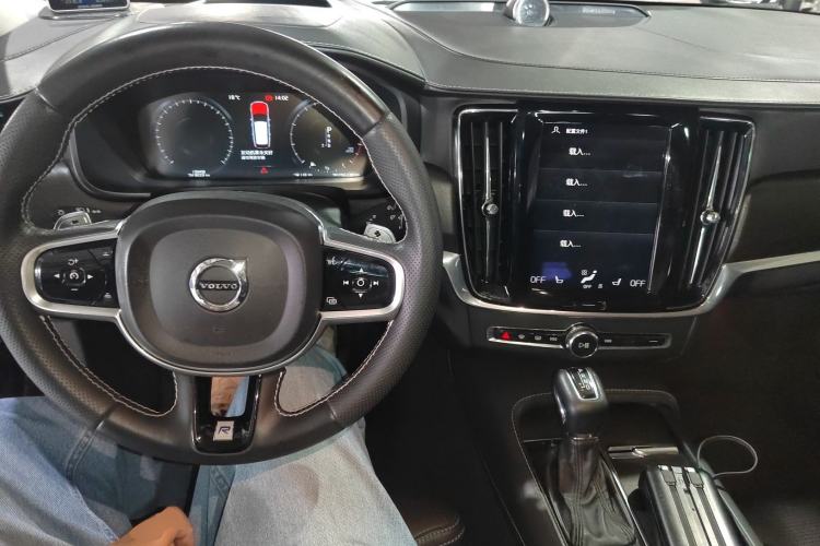 Used Volvo V90 2017 Cross Country T5 AWD Prestige Edition Center Console