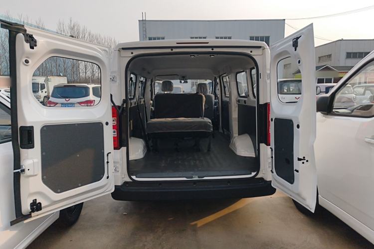 Used Wuling Yangguang 2024 300KM Comfort Version Passenger Van 75kW