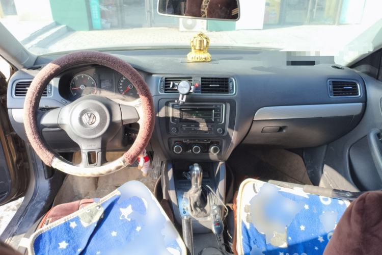 Used Volkswagen Sagitar 2012 1.6L Automatic Comfort Edition Center Console