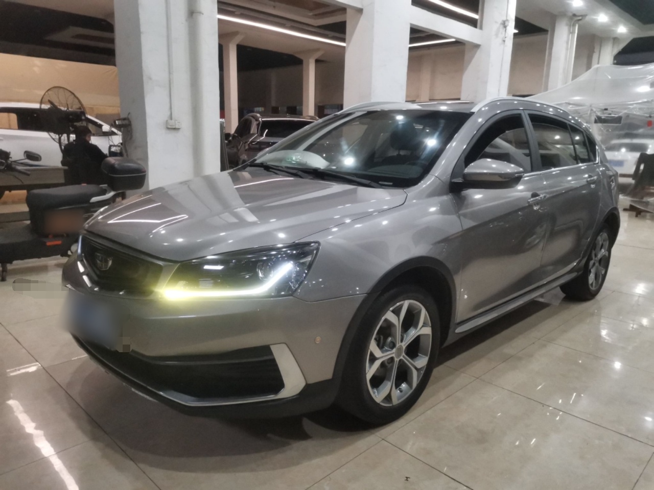 تحت مقدمة السيارة