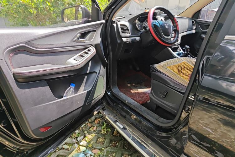 Used Baojun 560 2015 1.8L manual luxury version Driver Seat