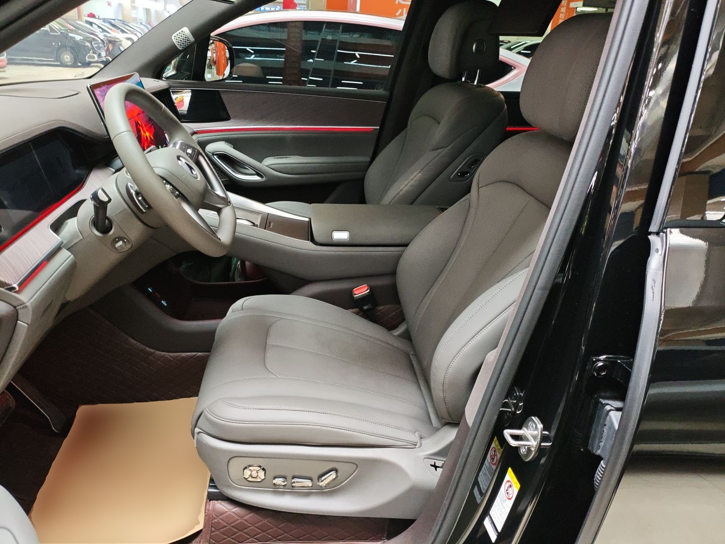 Переднее сиденье в автомобиле