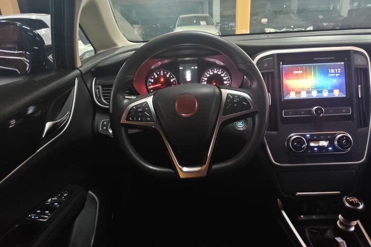 Used BYD Song MAX 2017 1.5T Manual Smart Connect Luxury 7-Seater Steering Wheel