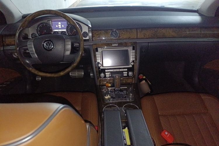 Used Volkswagen Phaeton 2011 3.6L V6 4-Seater Extended-Length Individual Edition Center Console