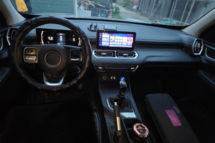 Used Great Wall King Kong Poer 2022 2.0T Manual Diesel Two-Wheel Drive Elite Version with Long Bed GW4D20M Center Console