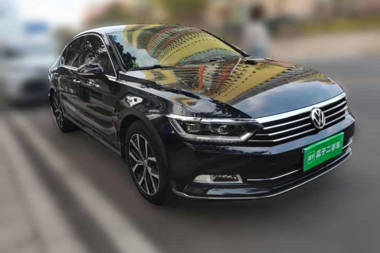 Used Volkswagen Magotan 2017 330TSI DSG Luxury Model Front Right 45 Deg