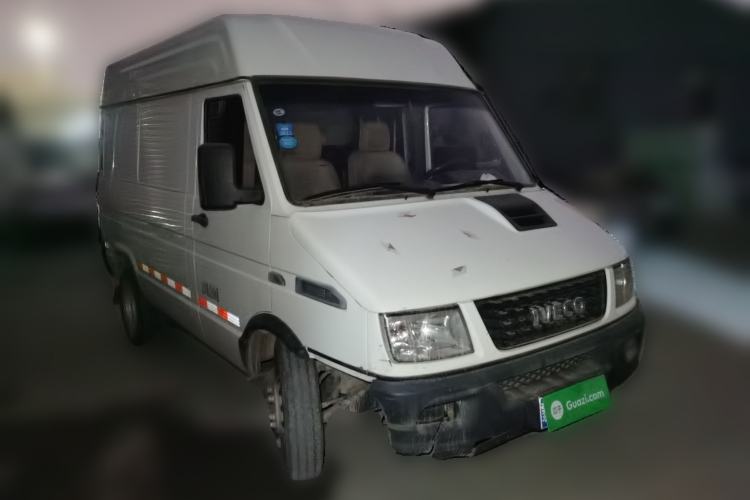 Used Iveco Daily 2017 2.8T V35 Box Truck Low Roof 3-Seater Model 43S5 Front Right 45 Deg