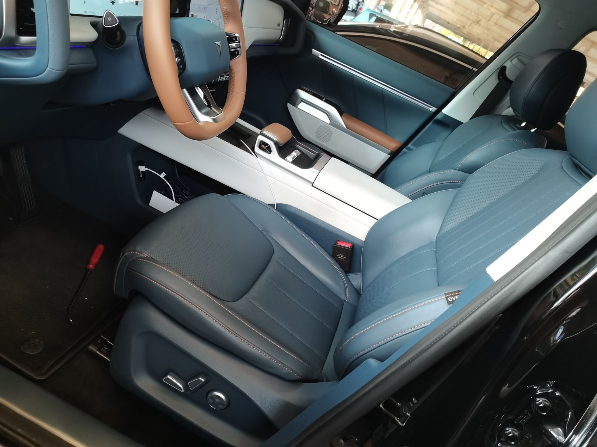 المقاعد الأمامية داخل السيارة