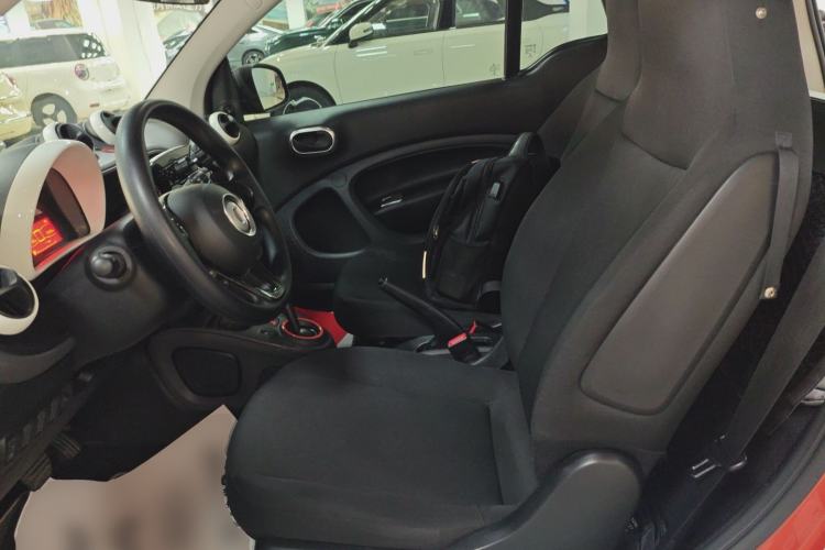 Used smart fortwo 2015 1.0L 52 kW hardtop Dynamic version