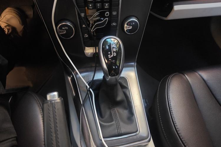 Used Volvo V40 2015 1.6T Zhiyi Edition
