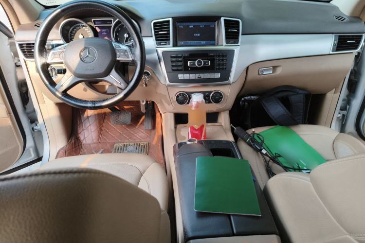 Used Mercedes-Benz M-Class 2014 ML 320 4MATIC Center Console