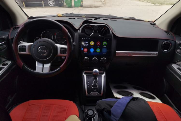 Used Jeep Compass 2014 2.4L four-wheel drive sport version Center Console