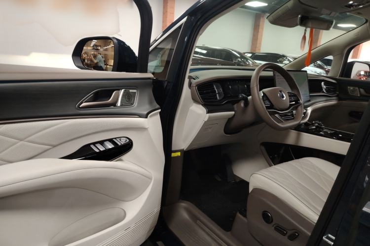 Used Denza D9 2022 DM-i 970 Four-Wheel Drive Flagship Model
