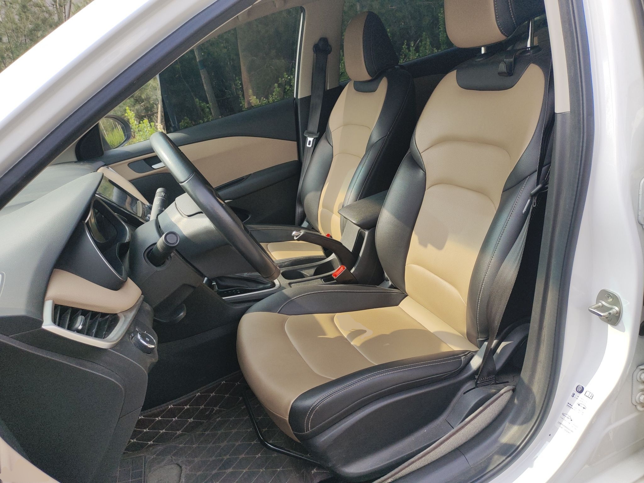 المقاعد الأمامية داخل السيارة