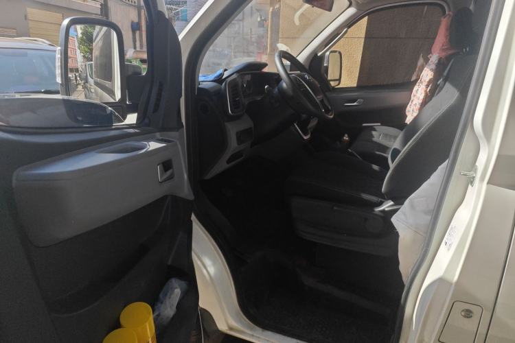 Used SAIC MAXUS Xintu V80 2024 City Distribution King PLUS Value Edition 6MT Short Wheelbase Ultra-Low Roof 147 Ps 3 Seats
