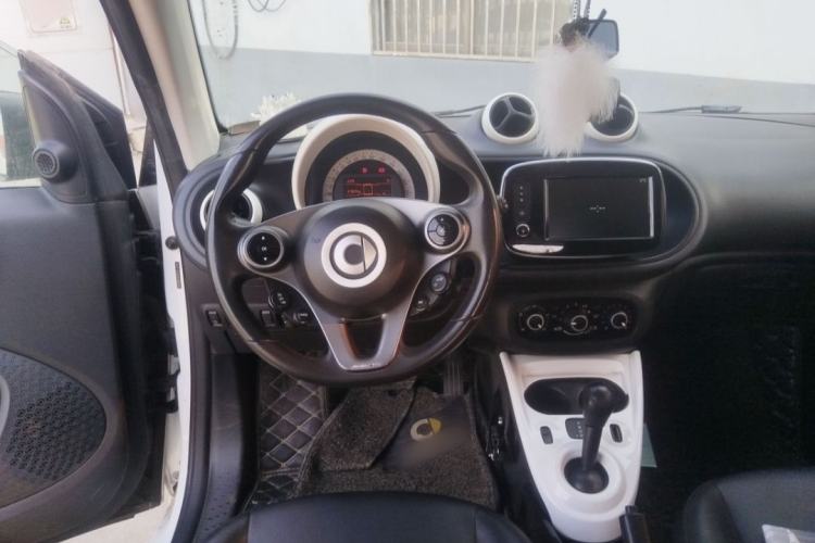 Used smart fortwo 2015 1.0L 52 kW hardtop Dynamic version
