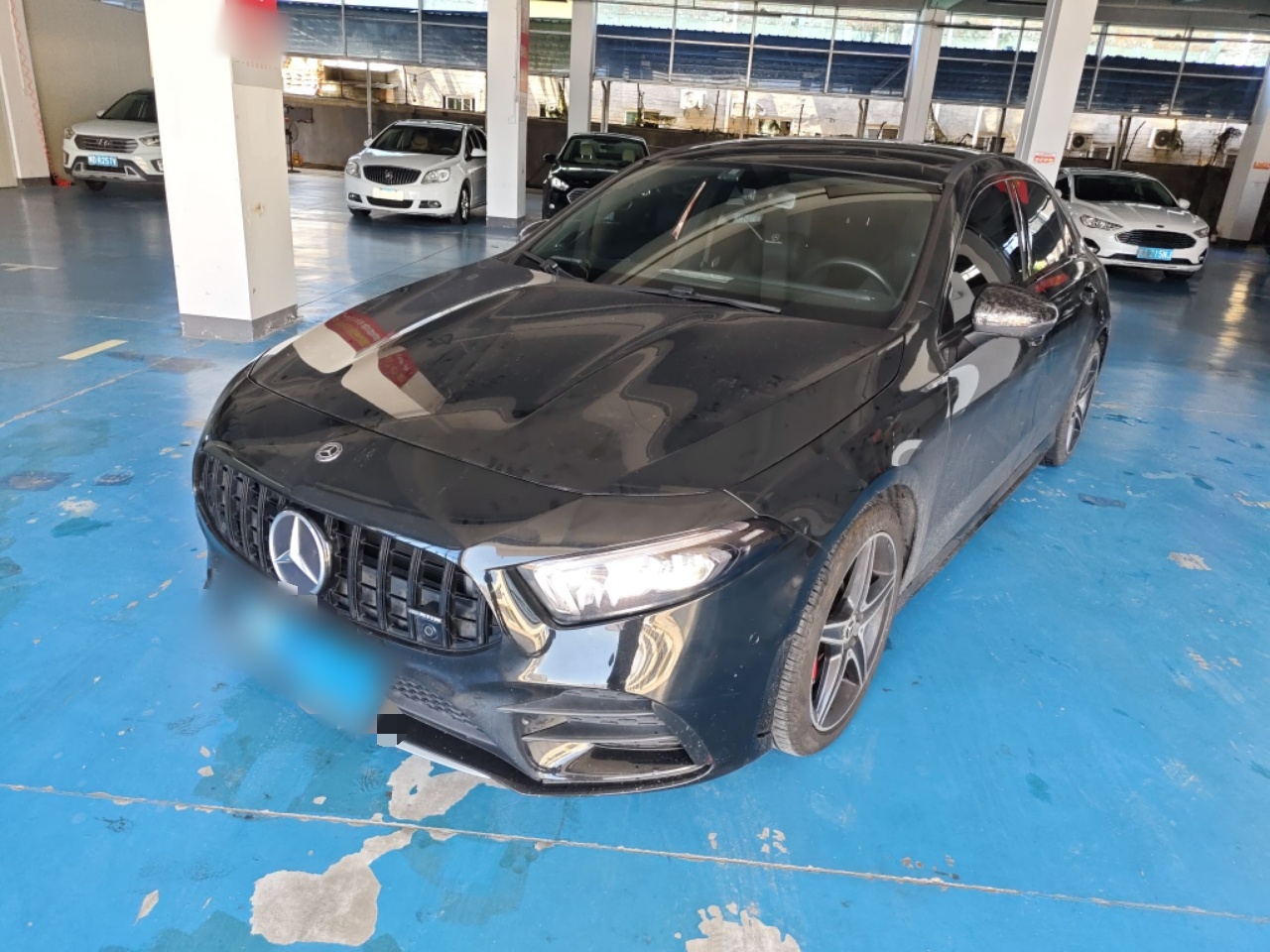 تحت مقدمة السيارة