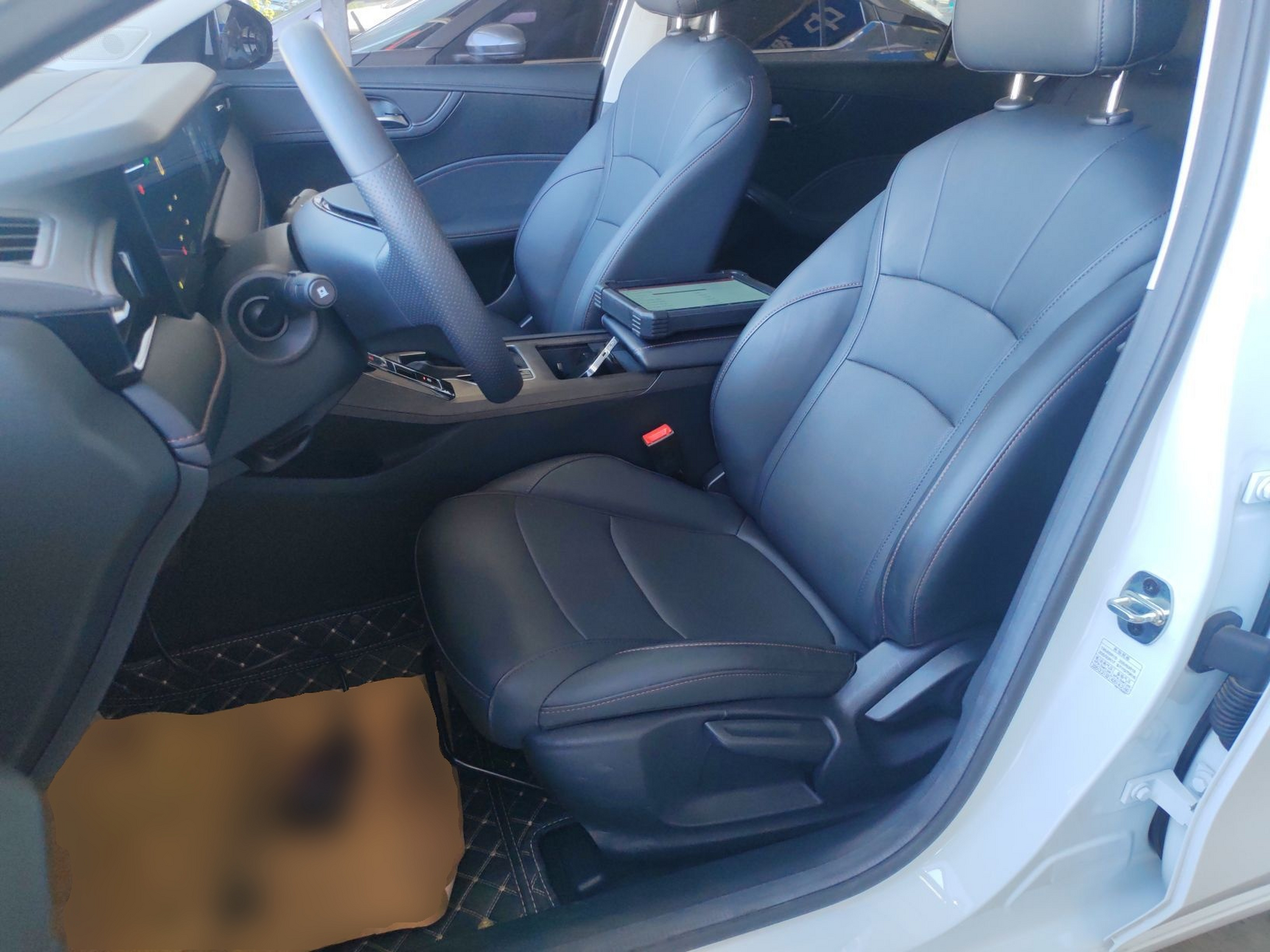 المقاعد الأمامية داخل السيارة