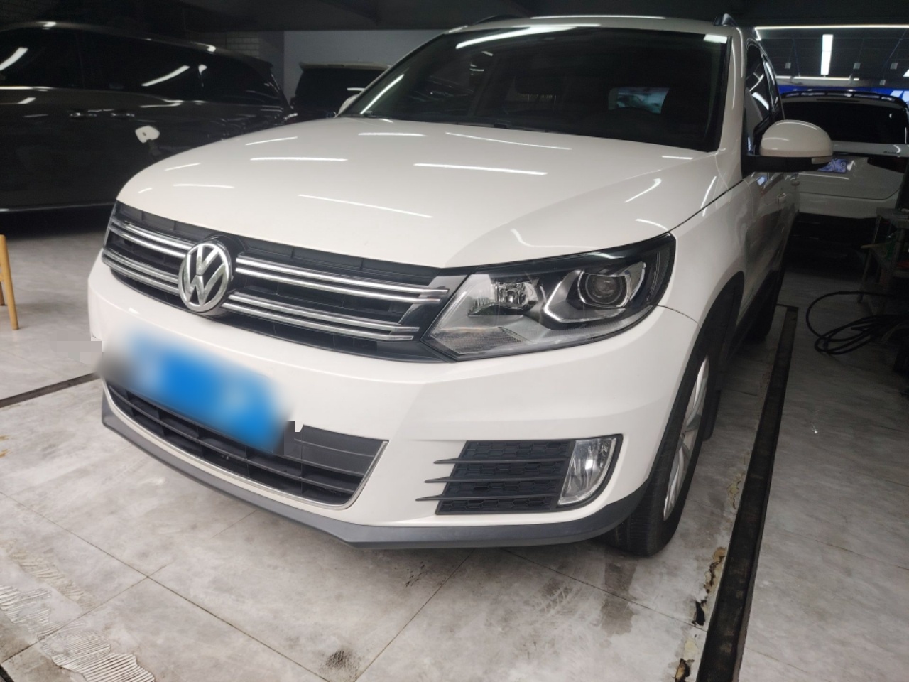 تحت مقدمة السيارة