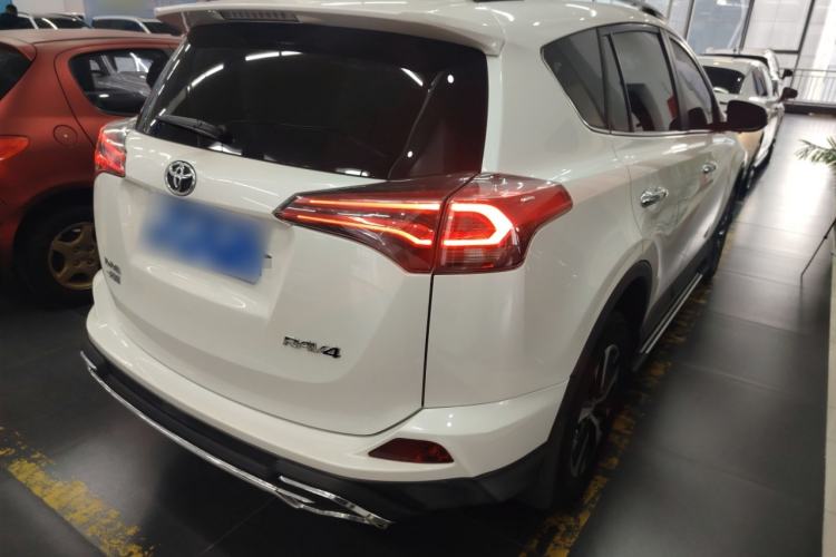 Used Toyota RAV4 2016 2.0L CVT Two-Wheel Drive Fashion Edition China V Standard Rear Right 45 Deg