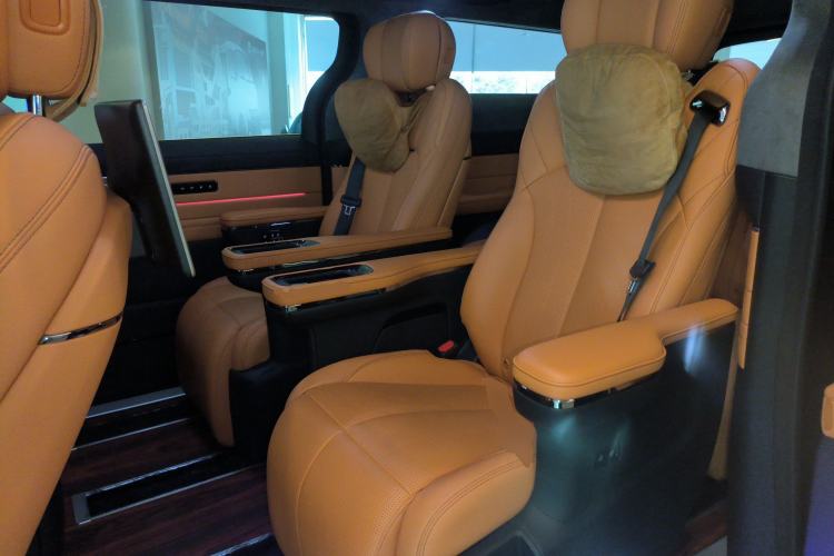 Used Geely Galaxy LEVC L380 2024 140-Degree 6-Seater All-Wheel-Drive Ultra