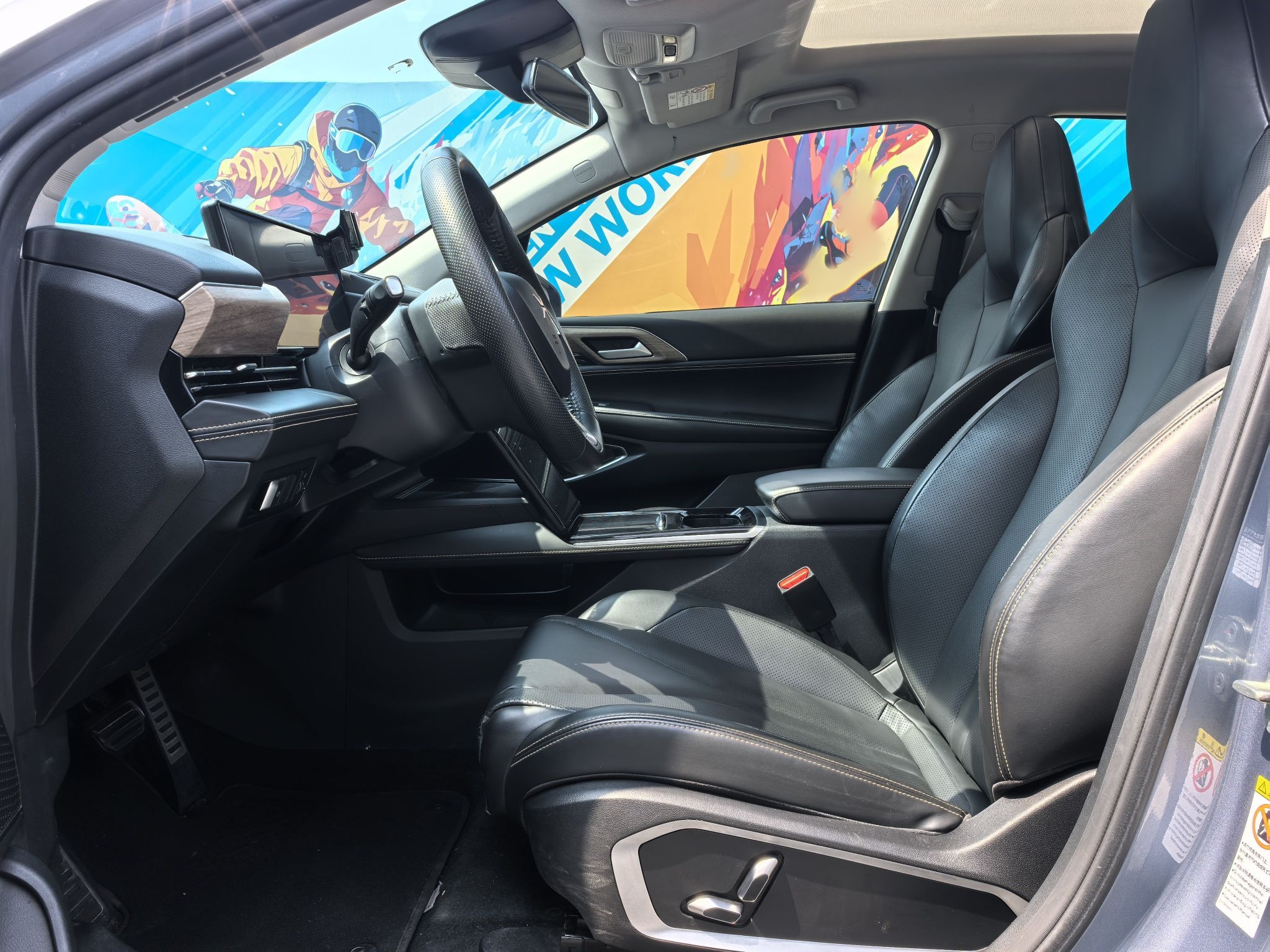 المقاعد الأمامية داخل السيارة