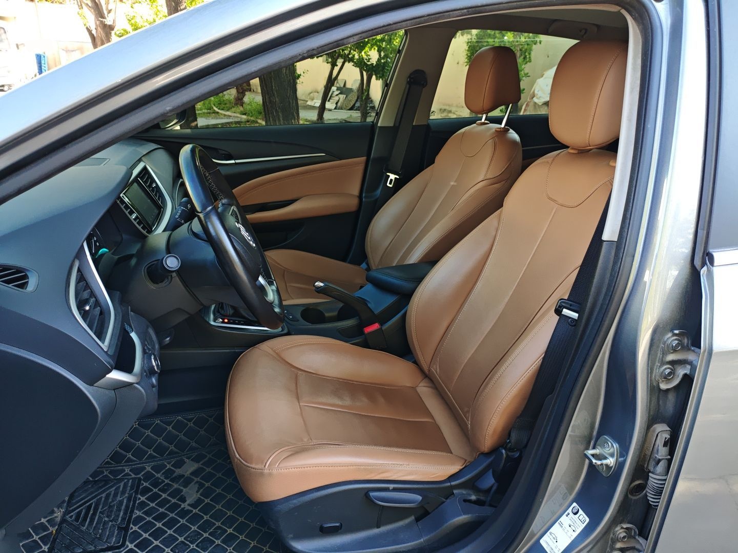 Переднее сиденье в автомобиле