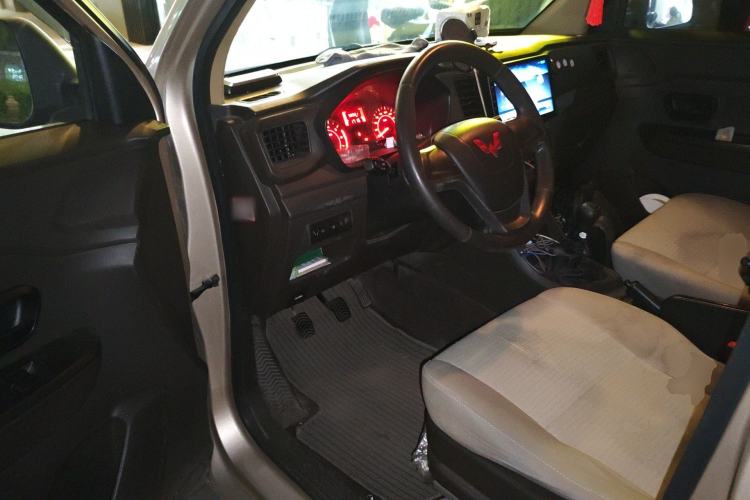 Used Wuling Hongguang V 2022 1.5L Jingqu Edition Enclosed-Window Vehicle with Hydraulic Power Steering LAR