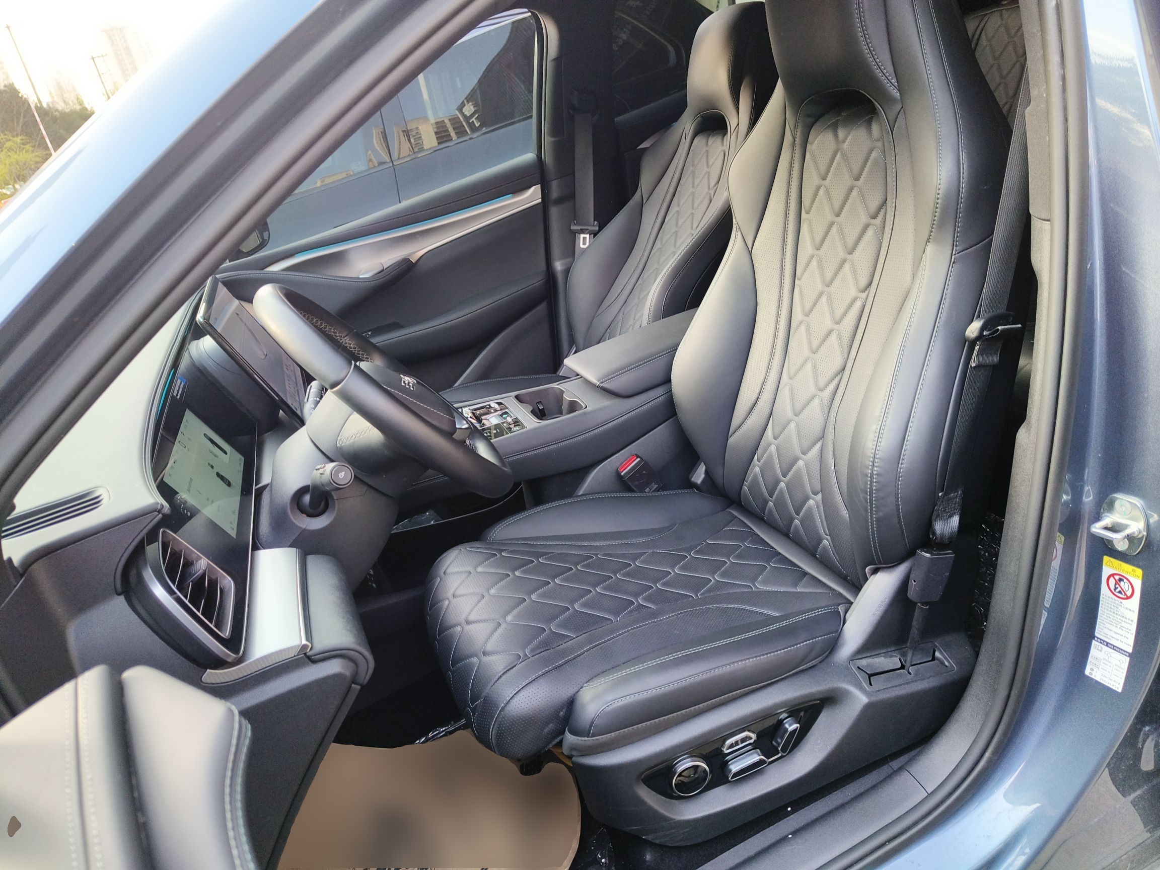 Переднее сиденье в автомобиле