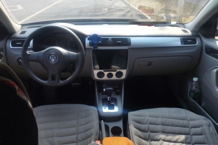 Used Volkswagen Bora 2012 1.6L Automatic Fashion Edition Center Console