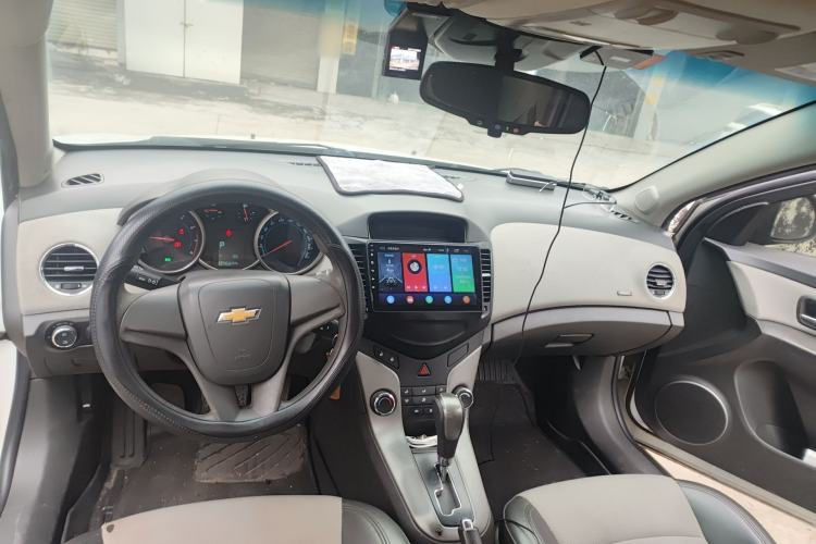 Used Chevrolet Cruze 2012 1.8L SE AT Center Console