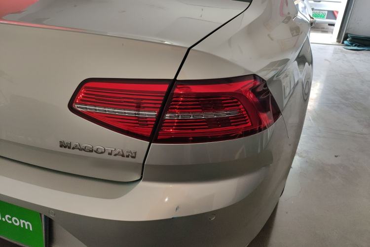 Used Volkswagen Magotan 2017 330TSI DSG Luxury Model Right Rear Taillight