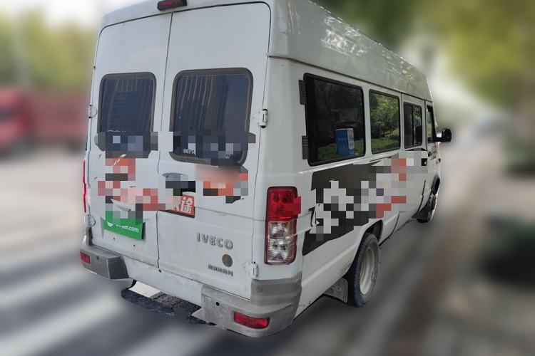 Used Iveco Daily 2021 2.5T A40 M1 Passenger Van 5-9 Seats Long Wheelbase Mid-Roof Design Dual Tires Manual Doors