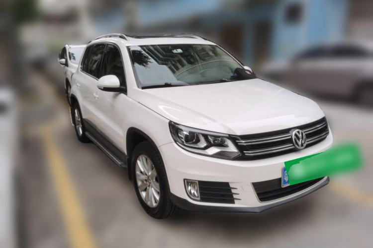 Used Volkswagen Tiguan 2015 2.0 TSI Automatic All-Wheel Drive Luxury Edition Front Right 45 Deg