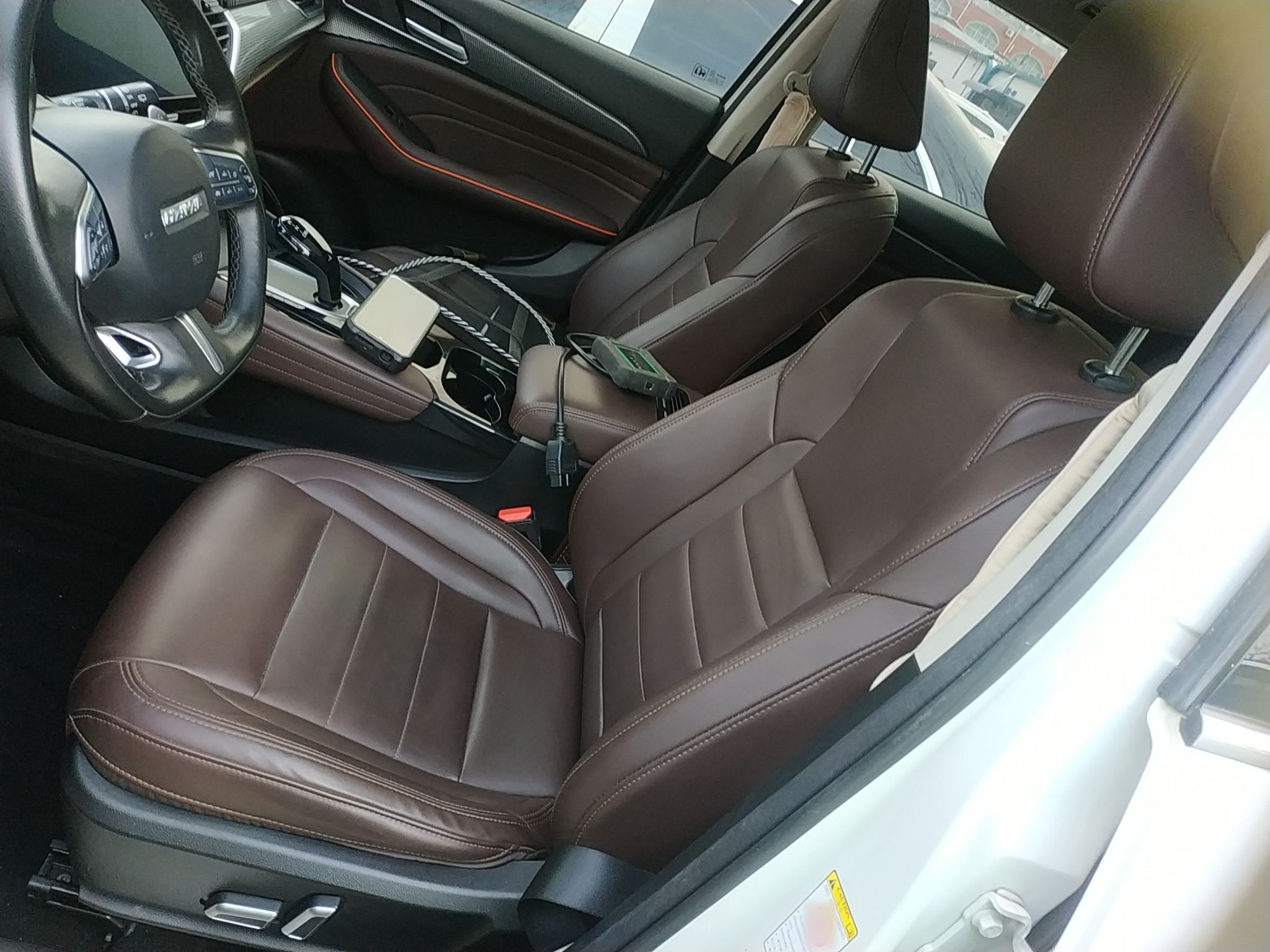 المقاعد الأمامية داخل السيارة