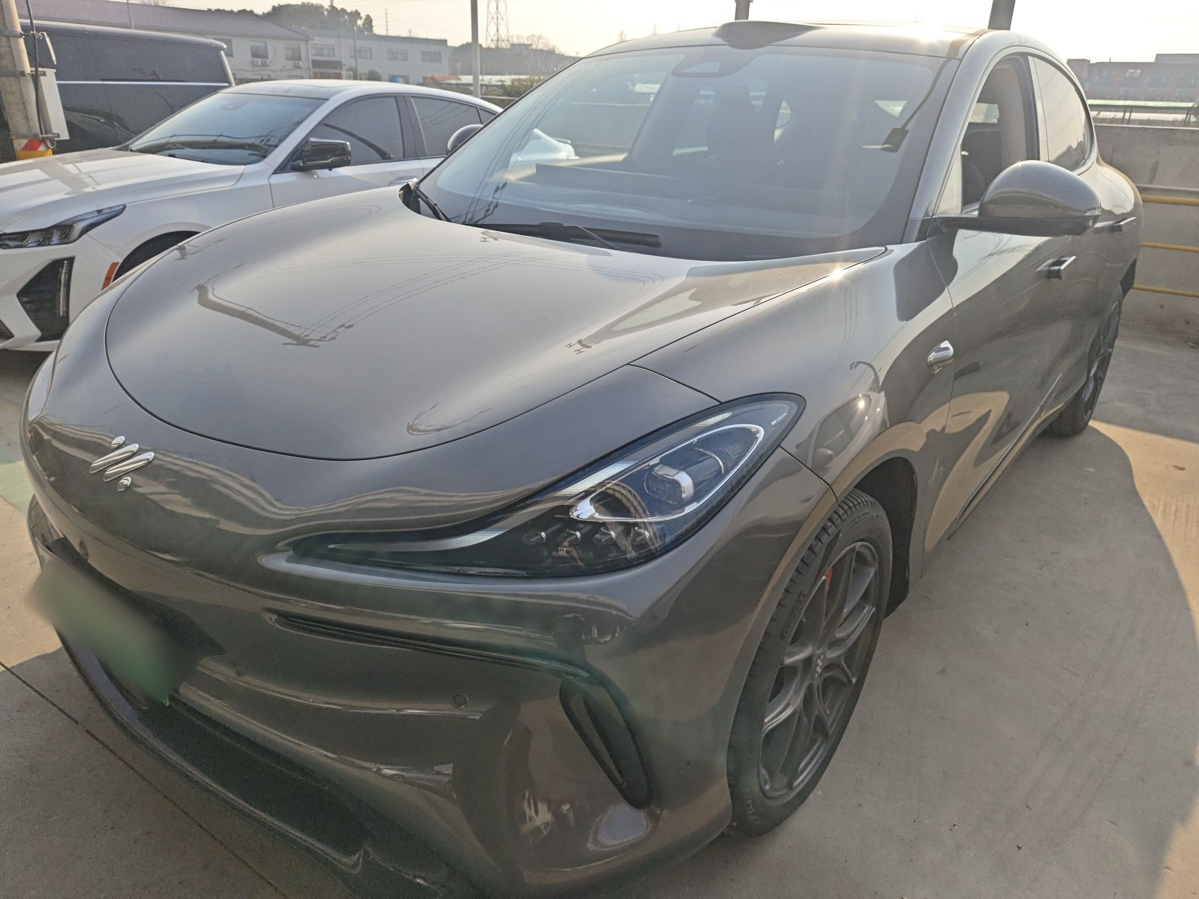 Под передней частью автомобиля
