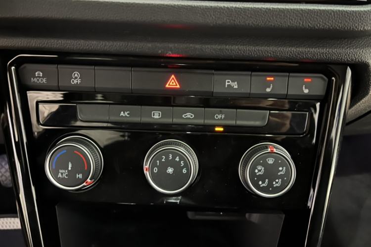 Used Volkswagen T-ROC 2021 280TSI DSG Two-Wheel Drive Comfort Connect 30th Anniversary Edition
