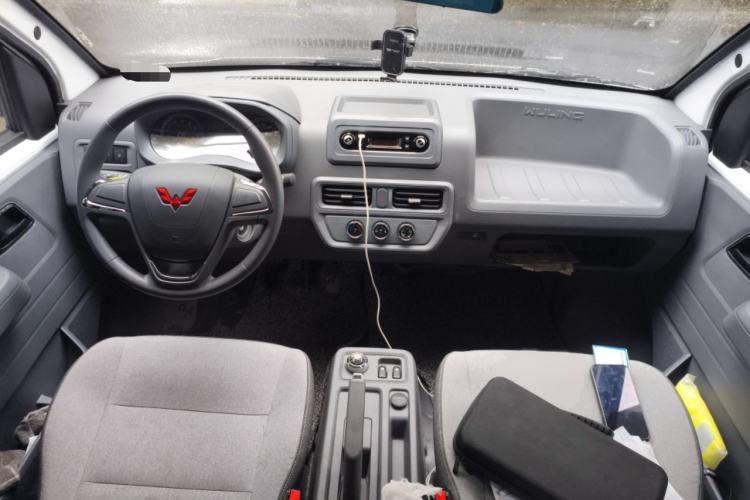 Used Wuling Yangguang 2024 300KM Comfort Version Passenger Van 75kW
