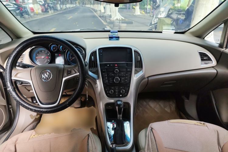 Used Buick GT 2013 GT 1.6L Automatic Fashion Edition Center Console