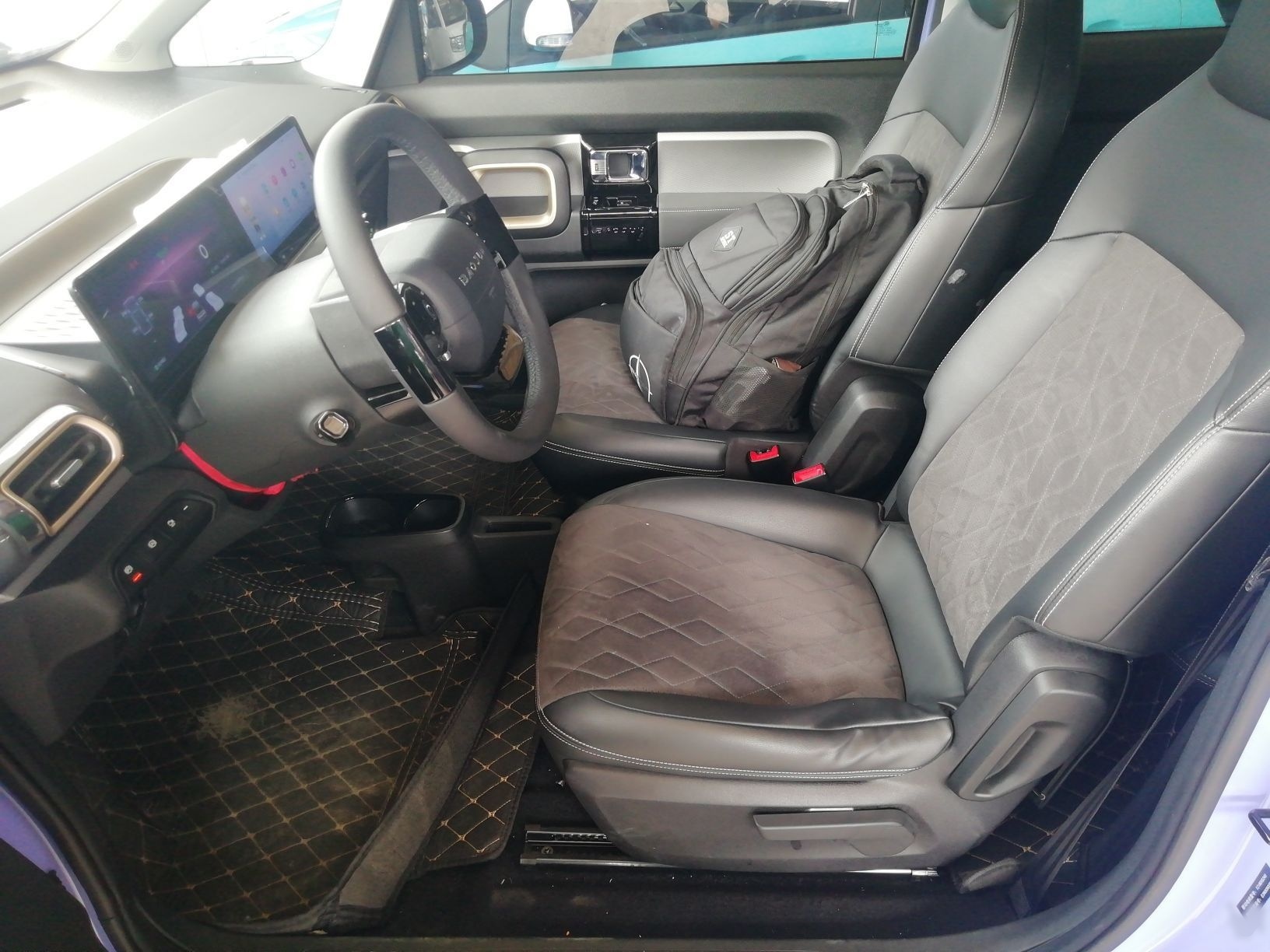 المقاعد الأمامية داخل السيارة