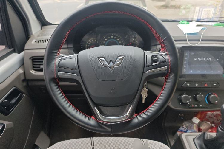 Used Wuling Rongguang New Truck 2024 2.0L Double-Cab Extra-Long Version with Dual Rear Wheels – Base Model Steering Wheel